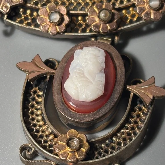 Elegant Victorian “Etruscan Revival” broach - Picture 5 of 10